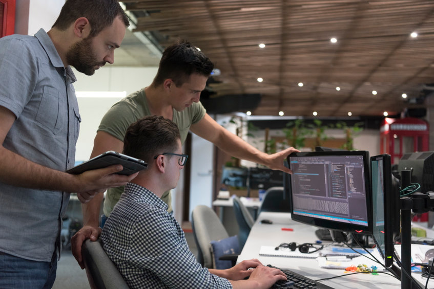 Ontwikkelaars die samenwerken aan een softwareproject